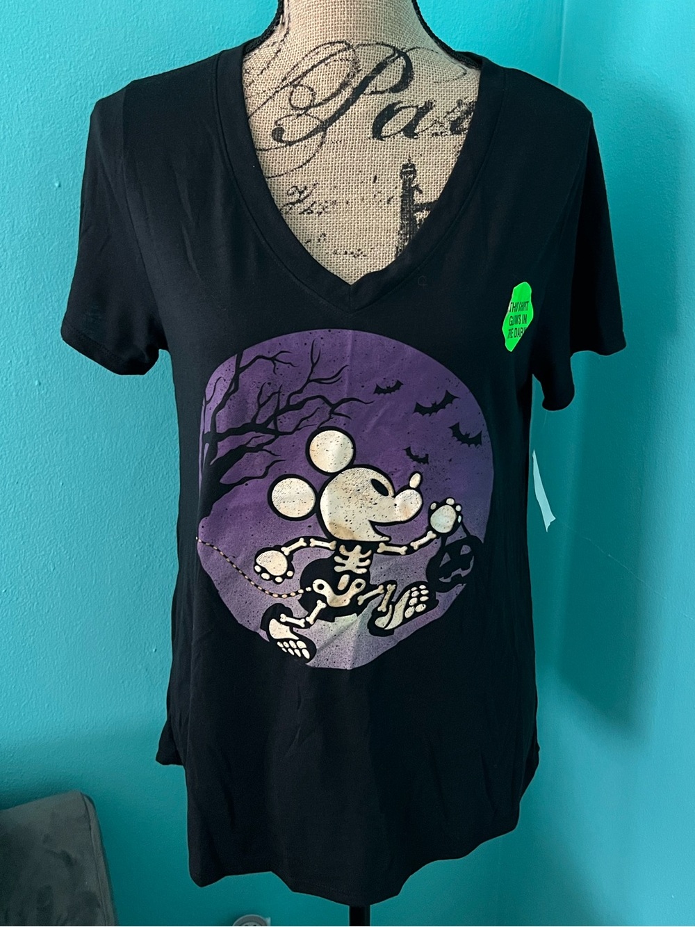 NWT Women’s Disney Mickey Mouse Halloween Glow in the Dark V-neck T-shirt Size L
